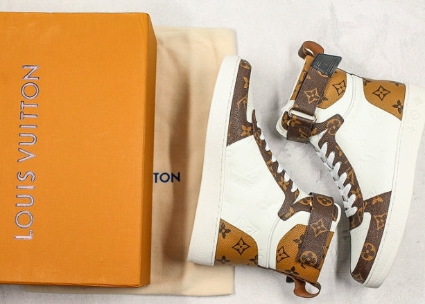 Les sneakers Louis Vuitton Femme représentent l’équilibre parfait entre l’élégance emblématique et l’innovation stylistique.