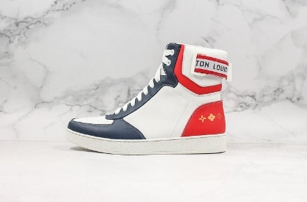 Les sneakers Louis Vuitton Femme représentent l’équilibre parfait entre l’élégance emblématique et l’innovation stylistique.