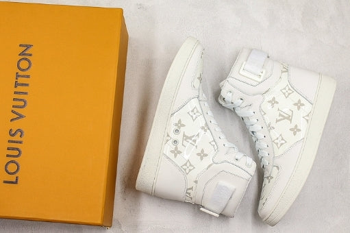 Les sneakers Louis Vuitton Femme représentent l’équilibre parfait entre l’élégance emblématique et l’innovation stylistique.