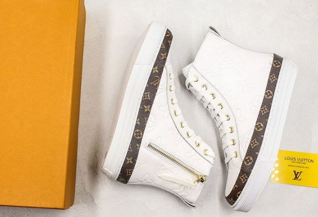 Résultats de l'évolution emblématique de la marque Louis Vuitton, les chaussures Louis Vuitton High Femme sont un témoignage de l'engagement de Louis Vuitton à combiner style et innovation.