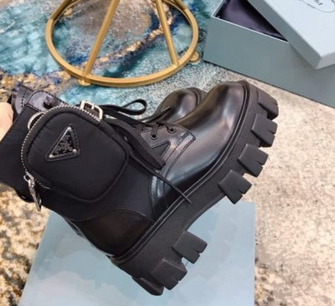 Résultats de l'évolution emblématique de la marque Prada, les chaussures Prada Femme sont un témoignage de l'engagement de Prada à combiner style et sophistication.