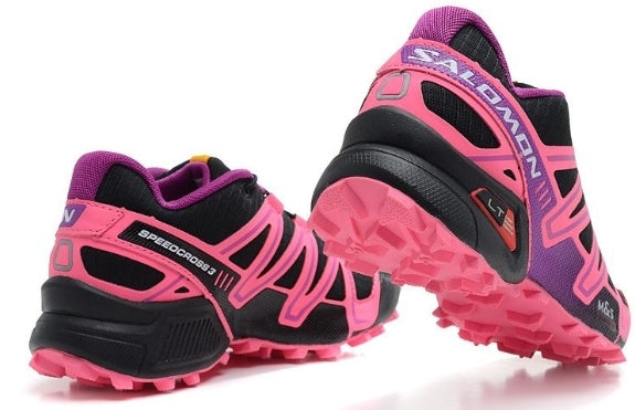Les baskets Salomon Speed Cross III 1 Femme sont un témoignage de l'engagement de Salomon à combiner style et innovation.