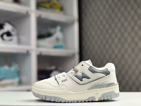 Les baskets New Balance Femme se démarquent par leur esthétique moderne et intemporelle, ainsi que par leur héritage sportif emblématique.