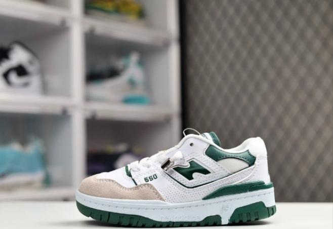 Les baskets New Balance Femme se démarquent par leur esthétique moderne et intemporelle, ainsi que par leur héritage sportif emblématique.
