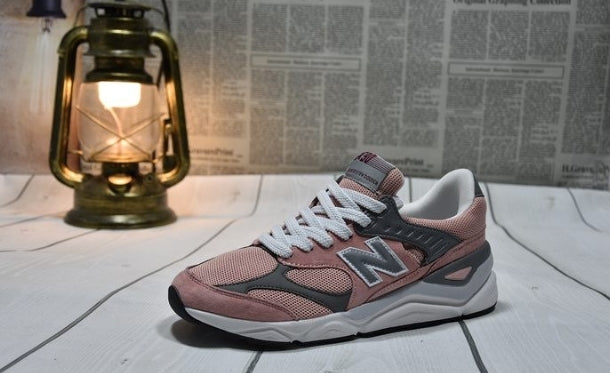 Les baskets New Balance Femme se démarquent par leur esthétique moderne et intemporelle, ainsi que par leur héritage sportif emblématique.