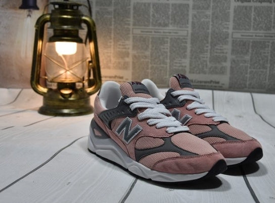 Les baskets New Balance Femme se démarquent par leur esthétique moderne et intemporelle, ainsi que par leur héritage sportif emblématique.