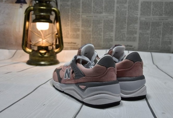 Les baskets New Balance Femme se démarquent par leur esthétique moderne et intemporelle, ainsi que par leur héritage sportif emblématique.