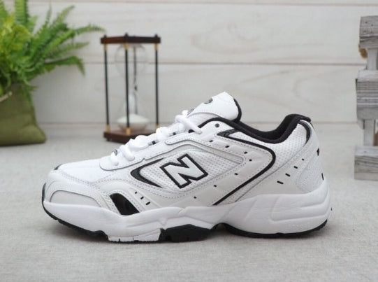 Les baskets New Balance Femme se démarquent par leur esthétique moderne et intemporelle, ainsi que par leur héritage sportif emblématique.