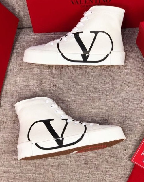 les chaussures Valentino Low Femme sont un témoignage de l'engagement de Valentino à combiner style et sophistication.