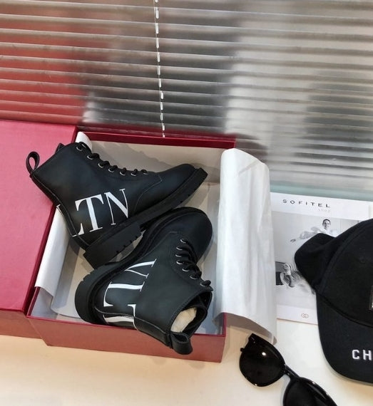 les chaussures Valentino Low Femme sont un témoignage de l'engagement de Valentino à combiner style et sophistication.