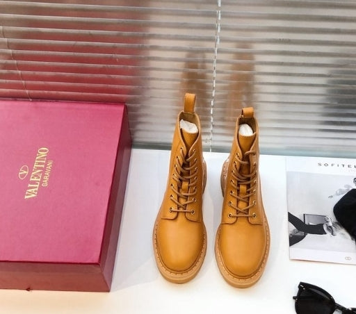 les chaussures Valentino Low Femme sont un témoignage de l'engagement de Valentino à combiner style et sophistication.
