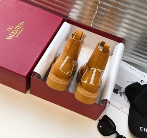 les chaussures Valentino Low Femme sont un témoignage de l'engagement de Valentino à combiner style et sophistication.