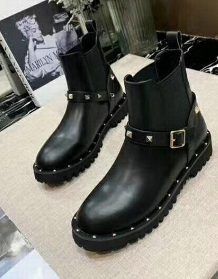 les chaussures Valentino Low Femme sont un témoignage de l'engagement de Valentino à combiner style et sophistication.