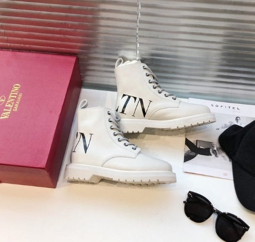 les chaussures Valentino Low Femme sont un témoignage de l'engagement de Valentino à combiner style et sophistication.
