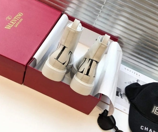 les chaussures Valentino Low Femme sont un témoignage de l'engagement de Valentino à combiner style et sophistication.