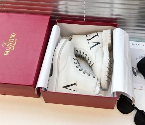 les chaussures Valentino Low Femme sont un témoignage de l'engagement de Valentino à combiner style et sophistication.