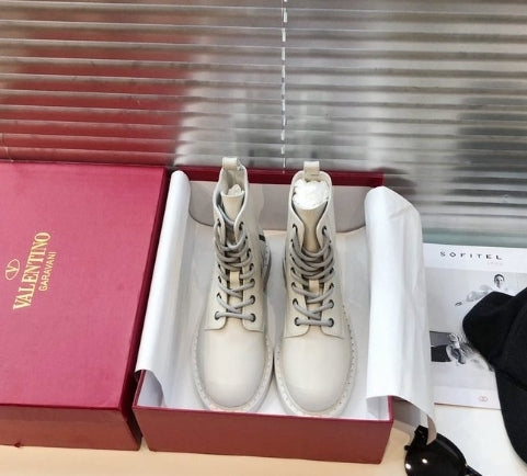les chaussures Valentino Low Femme sont un témoignage de l'engagement de Valentino à combiner style et sophistication.