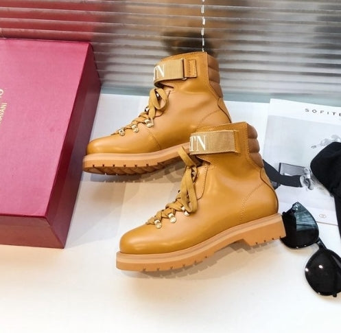 les chaussures Valentino Low Femme sont un témoignage de l'engagement de Valentino à combiner style et sophistication.