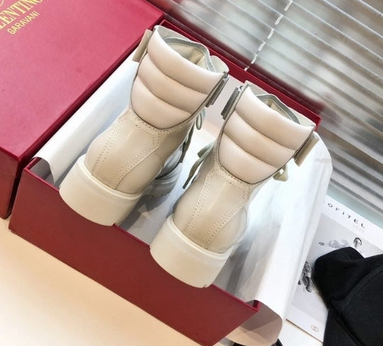 les chaussures Valentino Low Femme sont un témoignage de l'engagement de Valentino à combiner style et sophistication.