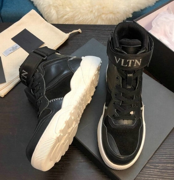 les chaussures Valentino Low Femme sont un témoignage de l'engagement de Valentino à combiner style et sophistication.