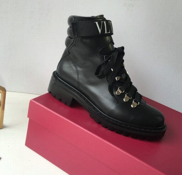 les chaussures Valentino Low Femme sont un témoignage de l'engagement de Valentino à combiner style et sophistication.