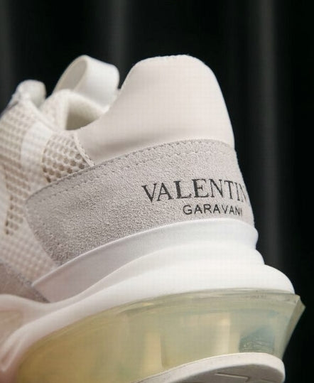 les chaussures Valentino Low Femme sont un témoignage de l'engagement de Valentino à combiner style et sophistication.
