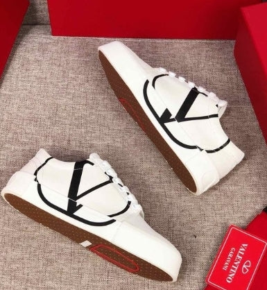 les chaussures Valentino Low Femme sont un témoignage de l'engagement de Valentino à combiner style et sophistication.