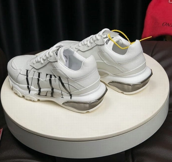 les chaussures Valentino Low Femme sont un témoignage de l'engagement de Valentino à combiner style et sophistication.