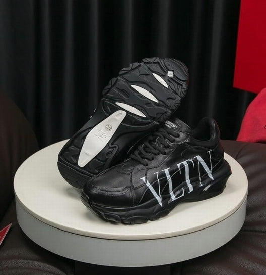 les chaussures Valentino Low Femme sont un témoignage de l'engagement de Valentino à combiner style et sophistication.