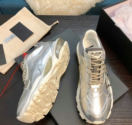 Résultats de l'évolution emblématique de la marque Valentino, les chaussures Valentino Low Femme sont un témoignage de l'engagement de Valentino à combiner style et sophistication.