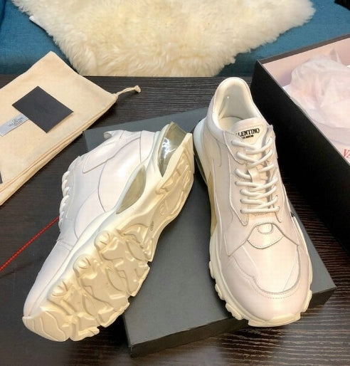 les chaussures Valentino Low Femme sont un témoignage de l'engagement de Valentino à combiner style et sophistication.