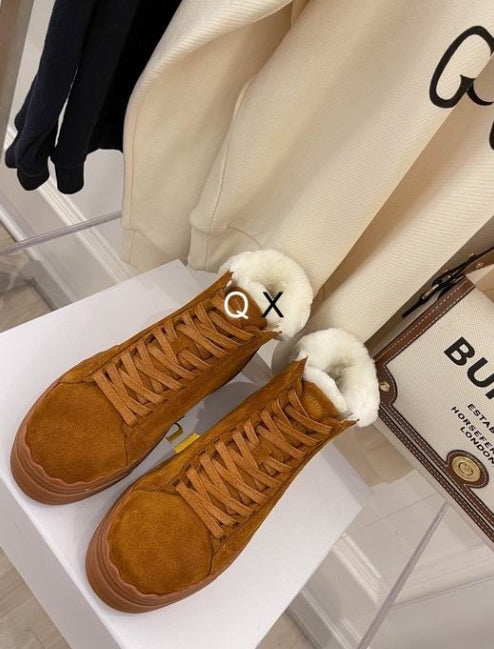 Bottines Chloe Femme Résultats de l'évolution emblématique de la marque Chloé, les bottines Chloé Femme sont un témoignage de l'engagement de Chloé à combiner style et élégance.