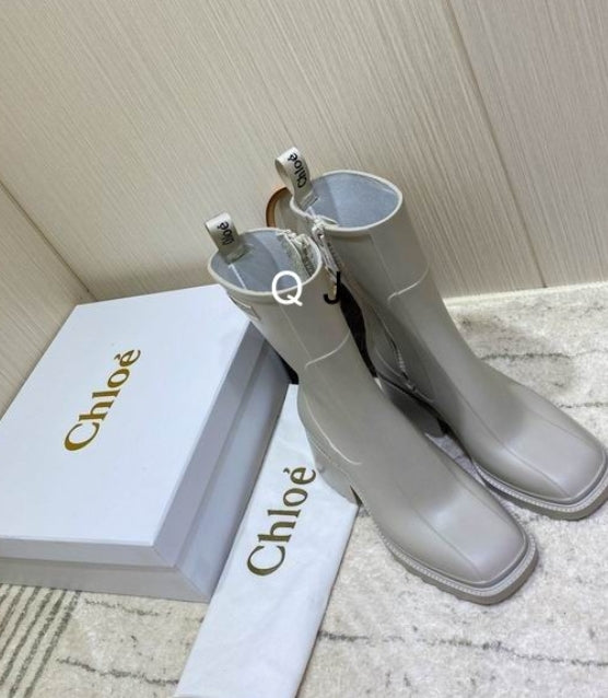 Bottines Chloe Femme Résultats de l'évolution emblématique de la marque Chloé, les bottines Chloé Femme sont un témoignage de l'engagement de Chloé à combiner style et élégance.