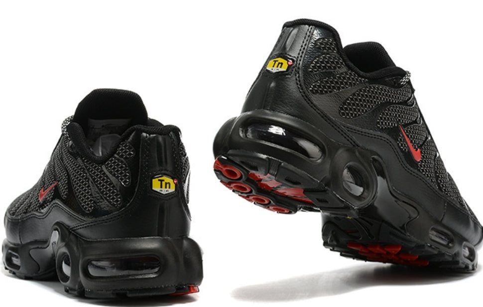 baskets Nike Air Max Plus Metal Mesh Black Red