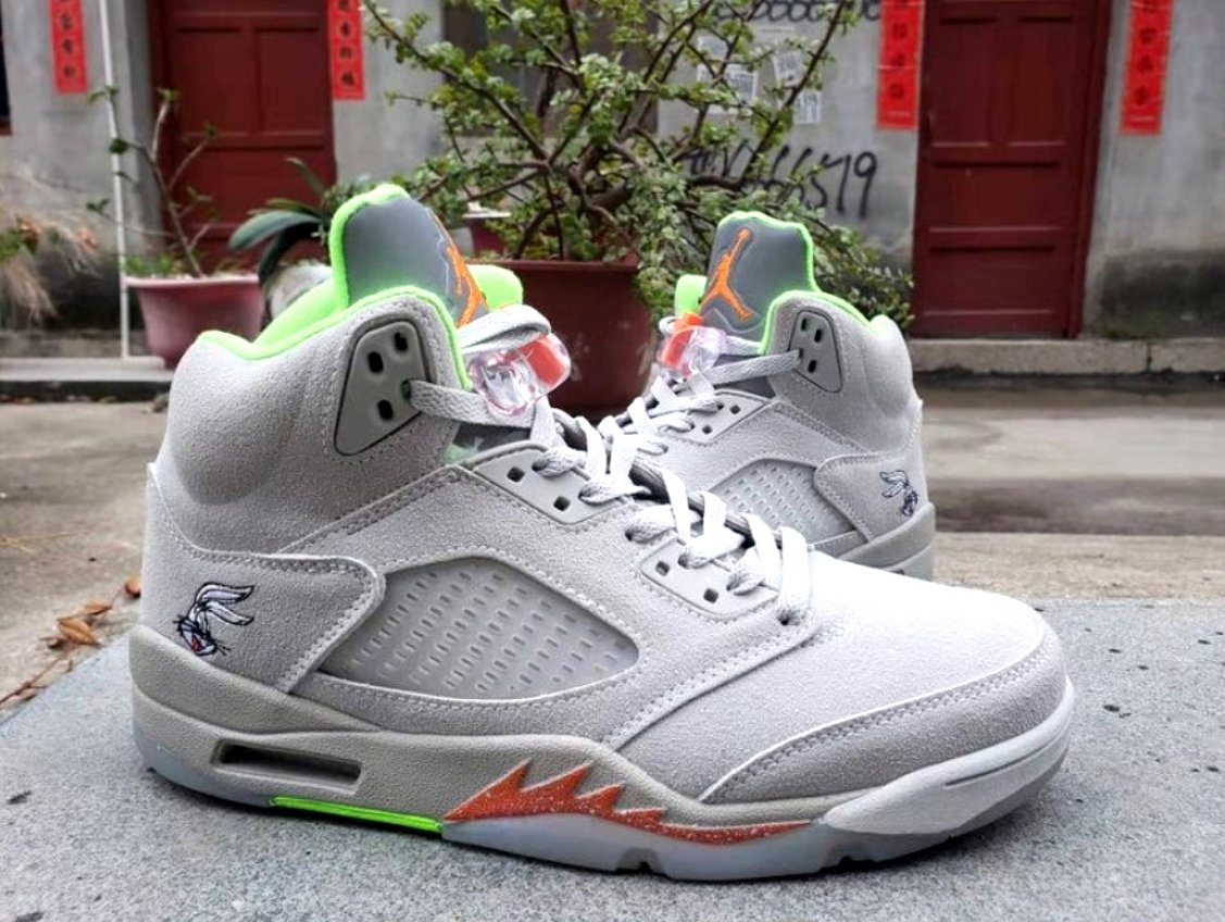 Les baskets Air Jordan 5 offrent un style audacieux et une performance exceptionnelle. leur design unique emblématique. Pas cher. Le moins cher.
