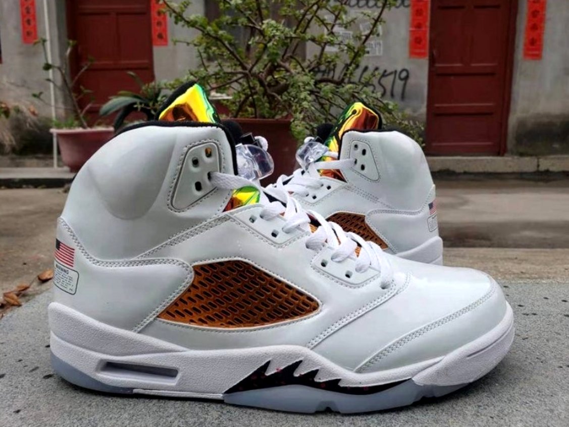 Les baskets Air Jordan 5 offrent un style audacieux et une performance exceptionnelle. leur design unique emblématique. Pas cher. Le moins cher.