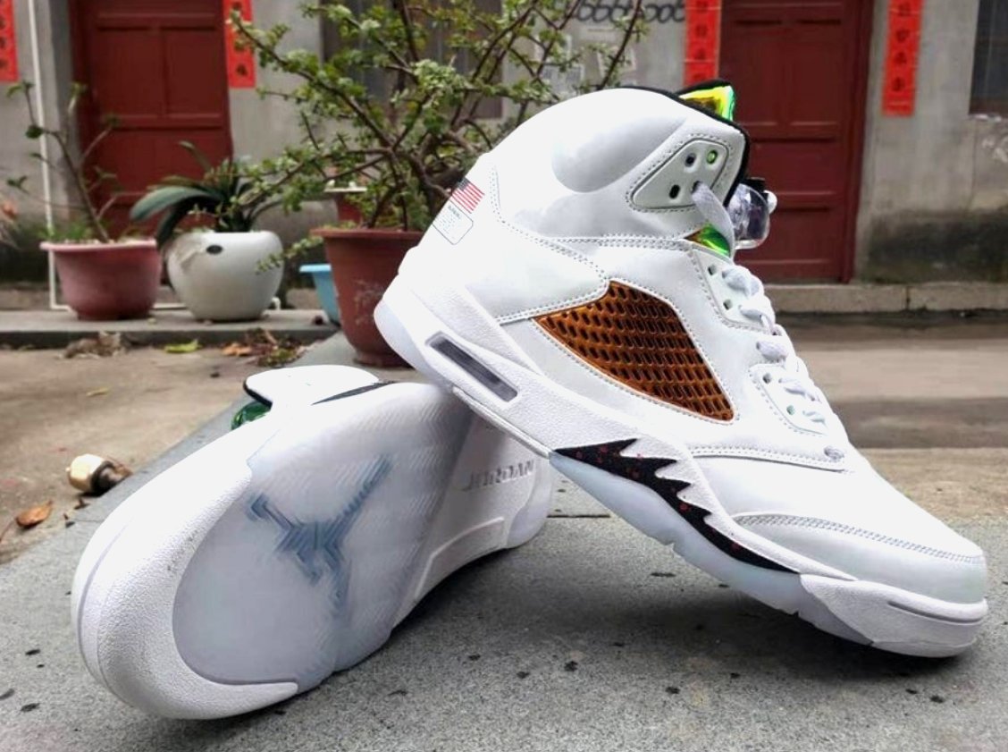 Les baskets Air Jordan 5 offrent un style audacieux et une performance exceptionnelle. leur design unique emblématique. Pas cher. Le moins cher.