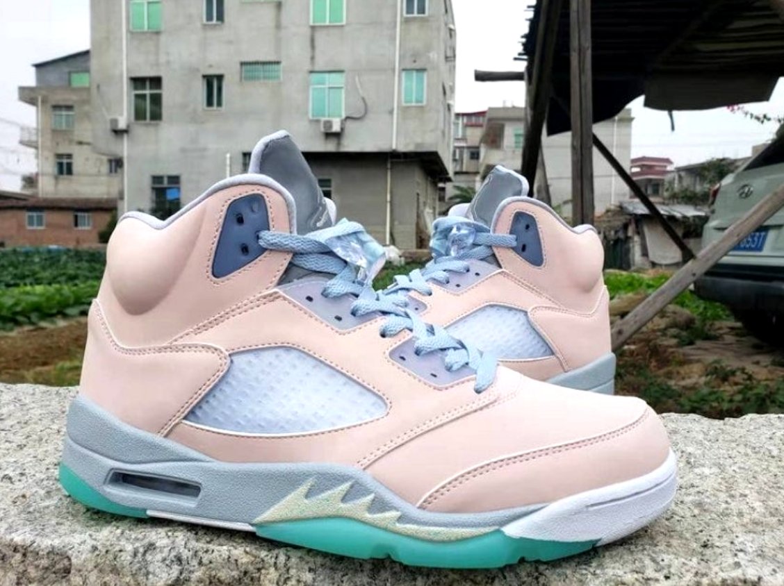 Les baskets Air Jordan 5 offrent un style audacieux et une performance exceptionnelle. leur design unique emblématique. Pas cher. Le moins cher.