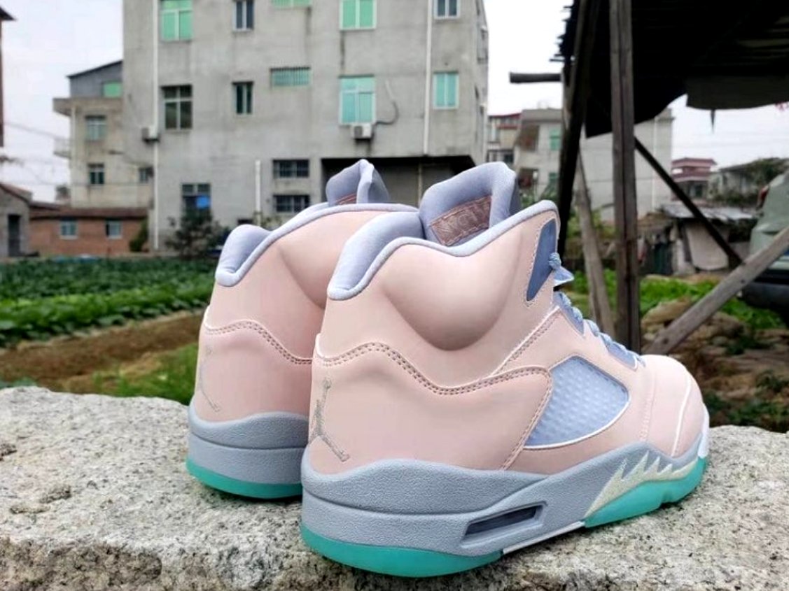 Les baskets Air Jordan 5 offrent un style audacieux et une performance exceptionnelle. leur design unique emblématique. Pas cher. Le moins cher.