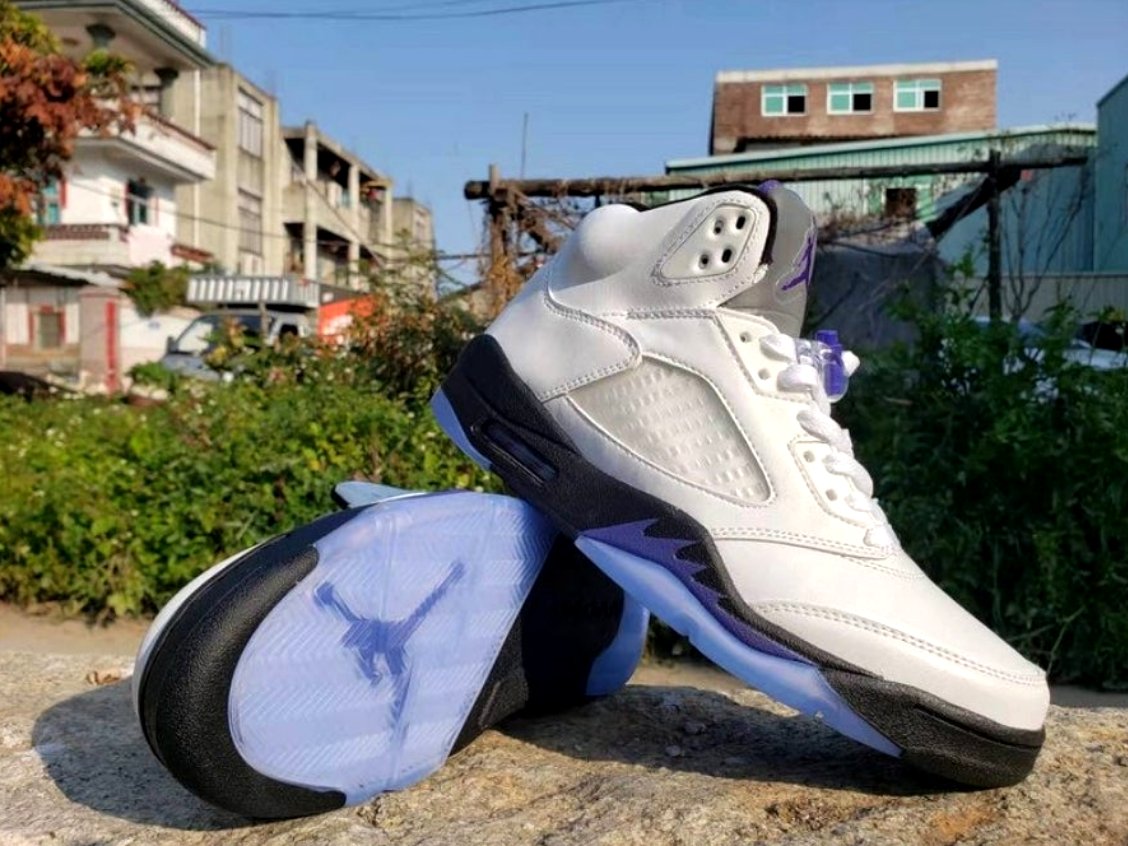 Les baskets Air Jordan 5 offrent un style audacieux et une performance exceptionnelle. leur design unique emblématique. Pas cher. Le moins cher.