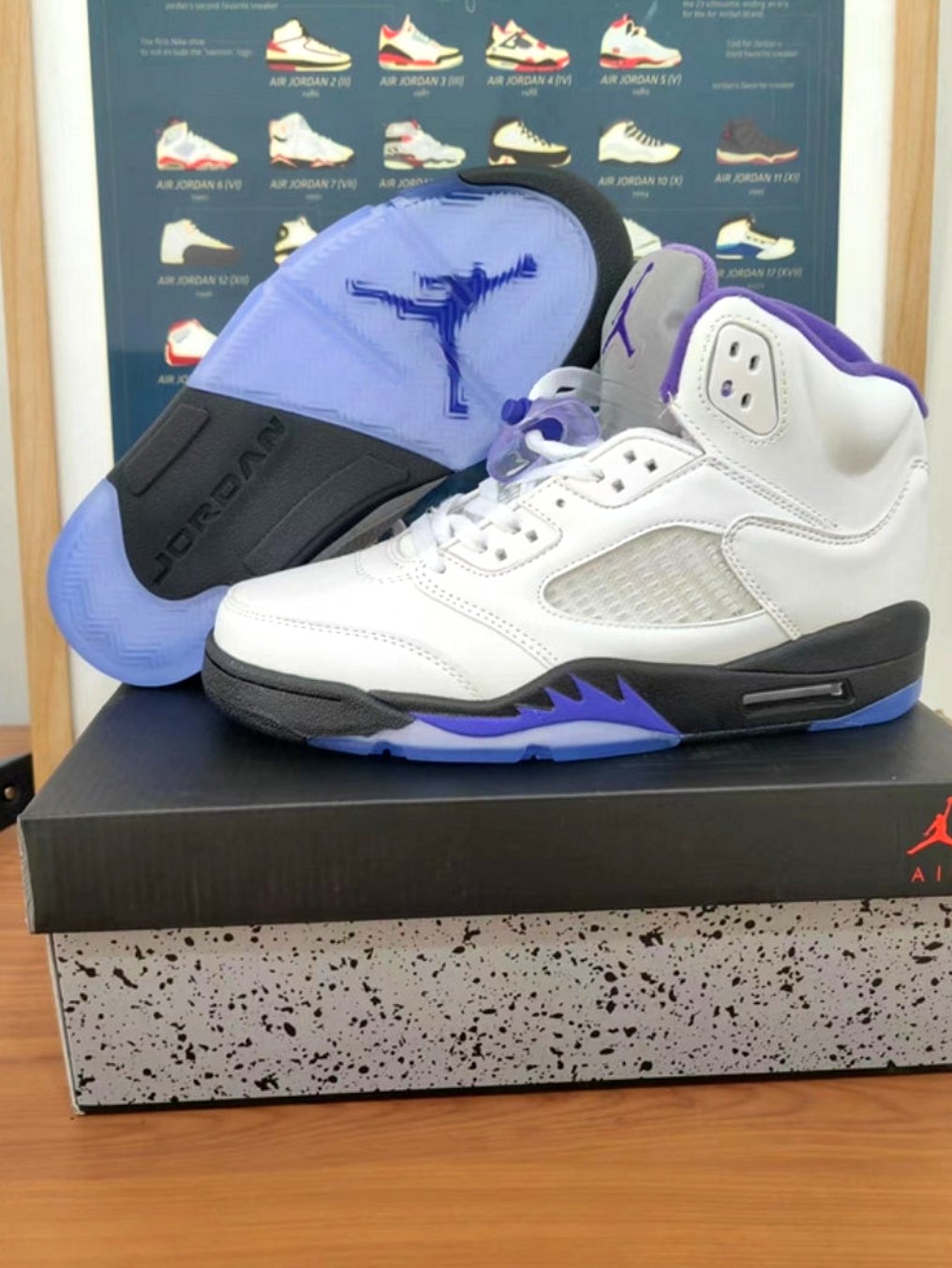 Les baskets Air Jordan 5 offrent un style audacieux et une performance exceptionnelle. leur design unique emblématique. Pas cher. Le moins cher.