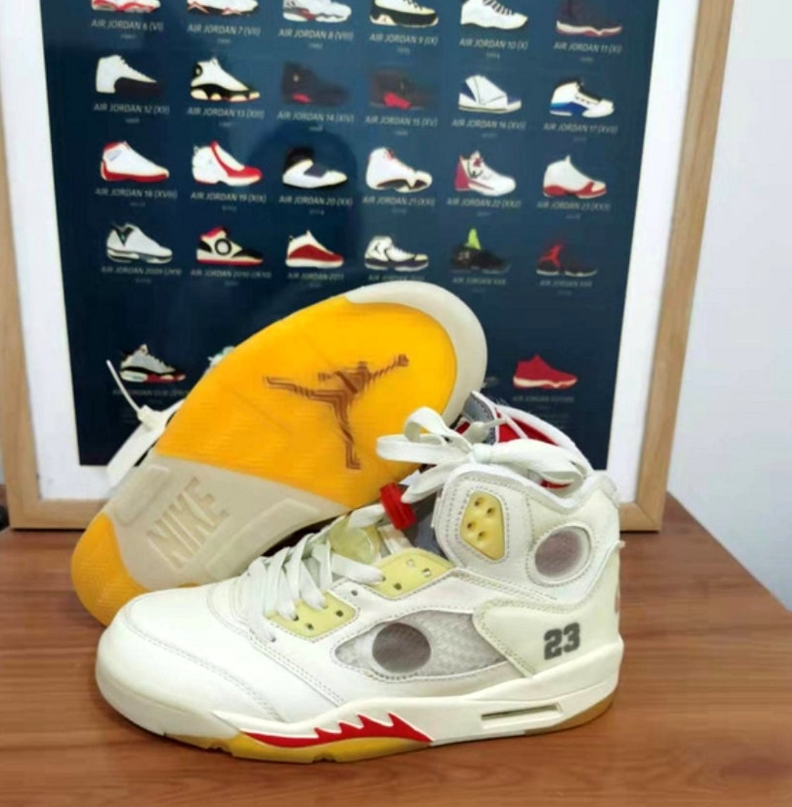 Les baskets Air Jordan 5 offrent un style audacieux et une performance exceptionnelle. leur design unique emblématique. Pas cher. Le moins cher.
