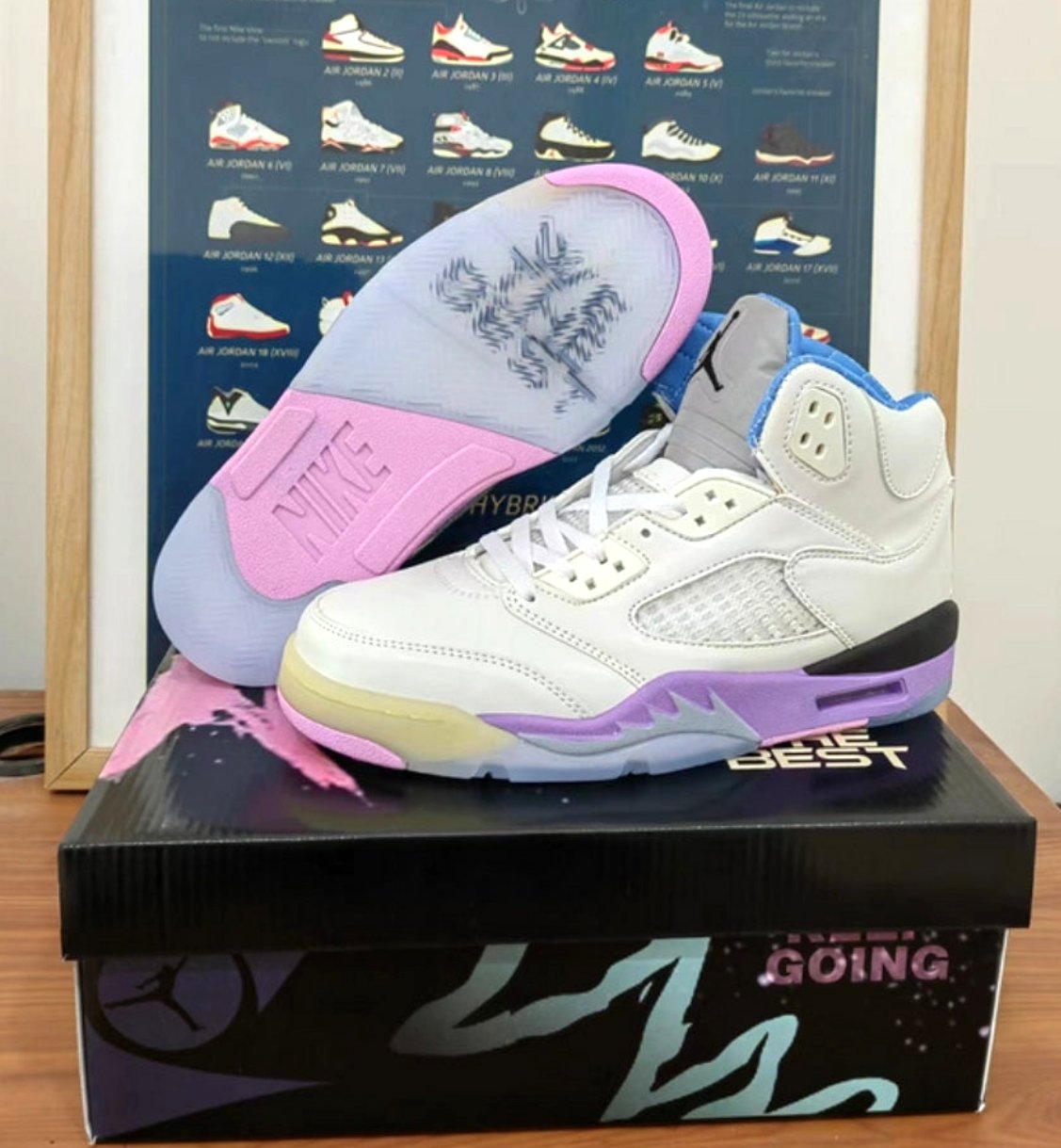 Les baskets Air Jordan 5 offrent un style audacieux et une performance exceptionnelle. leur design unique emblématique. Pas cher. Le moins cher.