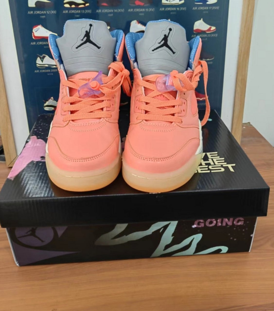 Les baskets Air Jordan 5 offrent un style audacieux et une performance exceptionnelle. leur design unique emblématique. Pas cher. Le moins cher.