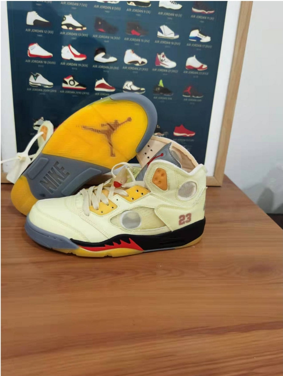 Les baskets Air Jordan 5 offrent un style audacieux et une performance exceptionnelle. leur design unique emblématique. Pas cher. Le moins cher.