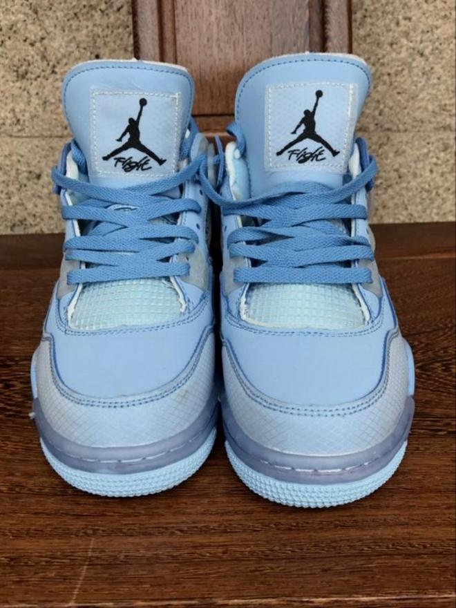 Les baskets Air Jordan 4 offrent un style iconique et une performance remarquable.
leur design distinctif pas cher. le moin cher.