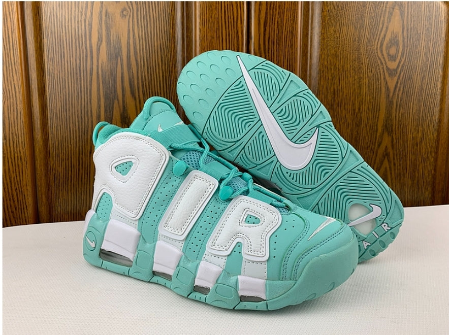 Les baskets Nike Air Uptempo combinent style audacieux et innovation. Leur design emblématique et leurs lettres surdimensionnées . Pas cher. Le moins cher.