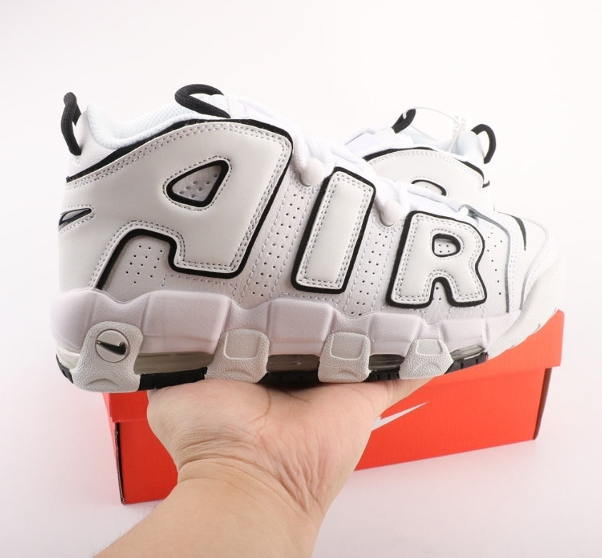 Les baskets Nike Air Uptempo combinent style audacieux et innovation. Leur design emblématique et leurs lettres surdimensionnées . Pas cher. Le moins cher.