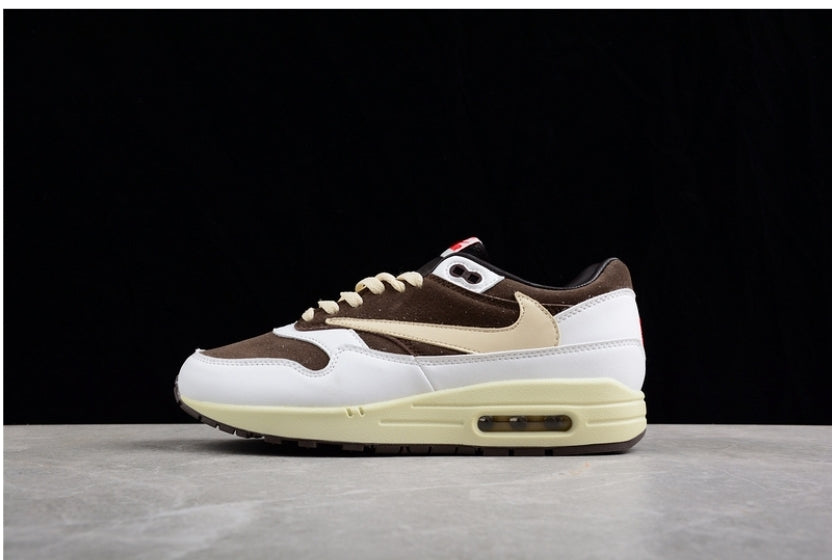 Les baskets Nike Air Max 1 sont iconiques pour leur style emblématique.retro incontournable pas cher. Le moins cher.exceptionnel