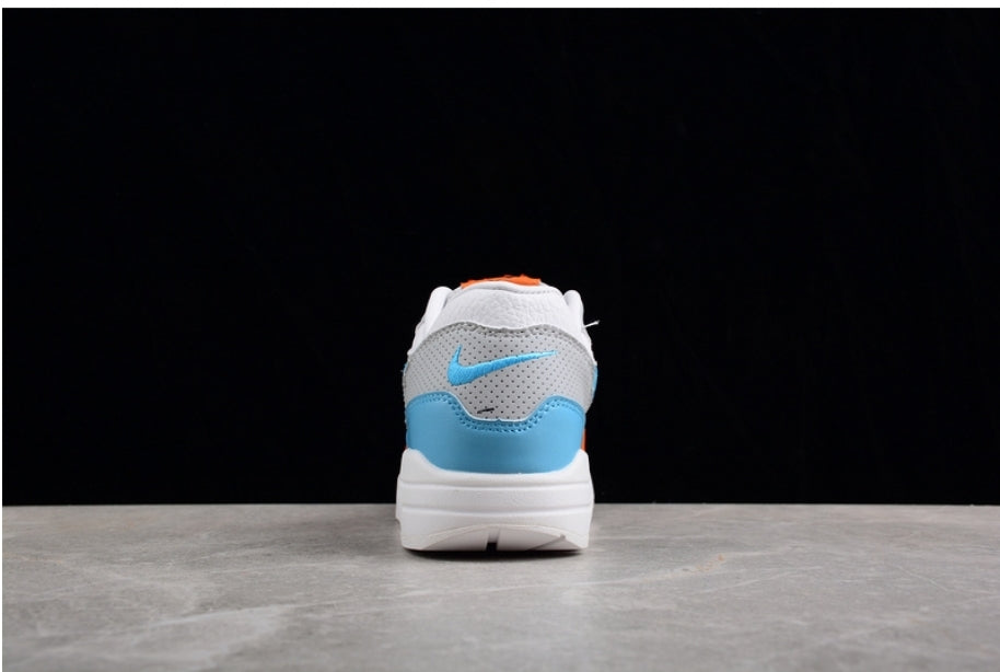 Les baskets Nike Air Max 1 sont iconiques pour leur style emblématique.retro incontournable pas cher. Le moins cher.exceptionnel